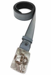 Ceinture en cuir avec une finition grise texturée, dotée d'une boucle métallique ornée d'un design de tête de mort et de rivets décoratifs le long du bord.