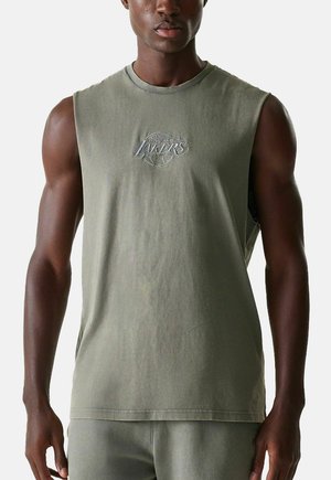 Canotta senza maniche di colore verde oliva in jersey con collo rotondo. Presenta il logo ricamato dei "Los Angeles Lakers" sul petto. Texture morbida e design aderente.