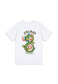 Camiseta blanca con un diseño de dragón verde entrelazado con el número 8, y el texto "GRIMEY THE INFAMY" en letras negras en negrita.