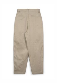 Pantalons beiges taille haute avec une coupe droite, deux poches arrière et des détails de couture discrets. Tissu doux avec une texture agréable.