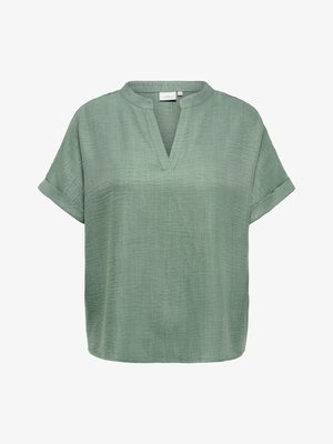 Blusa de manga corta color verde claro con puños en las mangas y cuello en V partido, hecha de tela ligera con textura.