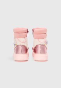 Botines rosas con un exterior suave y mullido, acentos metálicos y cierre de cremallera. Cuenta con un cuello acolchado y una suela texturizada.