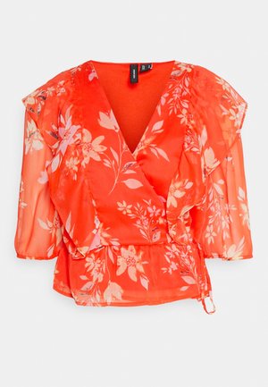 Blusa roja con estampado floral, escote en V pronunciado, tejido transparente, mangas cortas de vuelo y cintura ajustada con detalle fruncido.