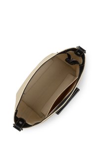 Borsa in canvas beige con dettagli in pelle nera, chiusura con cerniera e una tasca interna, caratterizzata da una texture liscia e una forma strutturata.