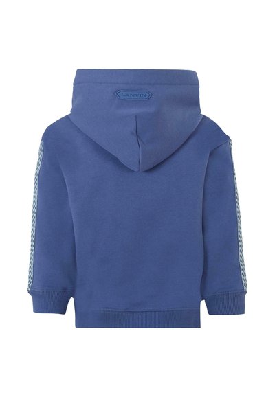 Felpa blu con cappuccio, polsini e orlo a coste, dettaglio a strisce a chevron sulle maniche e una piccola etichetta "Lanvin" sul retro del cappuccio.