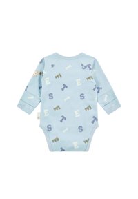 Světle modrý dětský overálek s dlouhými rukávy, zdobený barevnými písmeny a vzory kostí. Jemný bavlněný materiál s žebrovaným výstřihem.