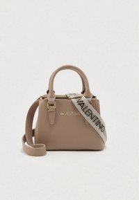 Mala Taupe Valentino com alças superiores, alça longa amovível e alça transversal de tecido com marca num fundo simples.