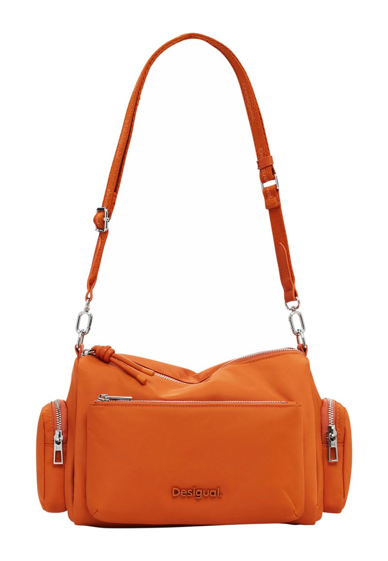 Borsa a spalla arancione in nylon con tracolla regolabile, diversi scomparti con zip e dettaglio logo. Texture liscia e forma arrotondata.