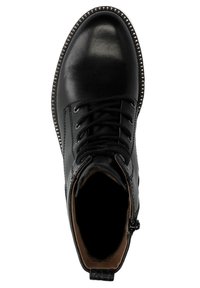 Zwarte leren enkelboot met afgeronde neus, vetersluiting aan de voorkant en een rits aan de zijkant. Voorzien van decoratieve zilveren klinknageldetails rond de zool.