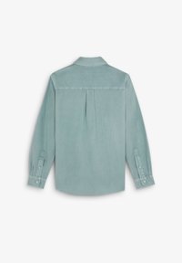 Chemise bouton noir bleu clair avec des manches longues, un col et un pli central au dos. Présente des poignets à boutons et une texture lisse.