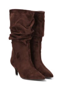 Botines de ante marrón con diseño holgado, punta fina y tacón bajo de 5 centímetros. Textura lisa sin patrones visibles ni adornos.