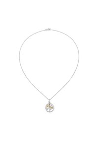 Sølv halskæde med en cirkulær vedhæng, der har et trædesign, pyntet med fire gule sten. Kæden er delikat og struktureret.
