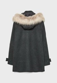 Tmavo sivý kabát s kapucňou podšitou umelou kožušinou. Má uvoľnený strih, bočné švy a manžety so zapínaním na gombíky. Hladká textúra, minimalistický štýl.