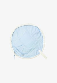 Rund blå reseförvaringsmatta med en vit prickig kant, utrustad med en dragkedjeficka och kardborreband för att säkra föremål.