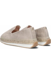 Beige suède instapschoenen met een elastische opening, jute touw middenzool en rubberen buitenzool; minimalistisch ontwerp met een gladde textuur.