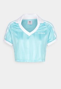 Ljusblå Adidas kortärmad sporttröja med vit krage, vit ärmsöm och vita tre ränder på ärmarna.