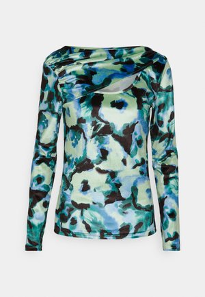 Langsleeve top van lichtgewicht, rekbaar materiaal met een blauw-groene bloemenprint en zwarte accenten, voorzien van een gedrapeerde halslijn.