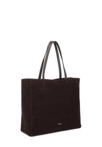 Sac cabas en daim marron foncé avec double poignée et un design rectangulaire spacieux. Présente un logo simple sur le devant.