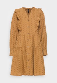 Vestido amarelo mostarda com colarinho franzido, mangas longas, design em camadas, fecho frontal com botões e detalhes florais recortados por toda a peça.