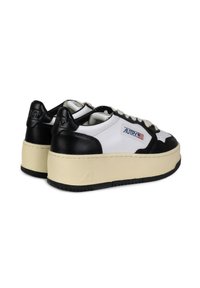 Sneakers platform con tomaia in pelle bianca, dettagli in pelle nera, suola intermedia in crema texturizzata e suola esterna in gomma nera. Presentano il marchio sul tallone.