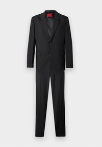 Traje negro que presenta una chaqueta de un solo botón con solapas de muesca y pantalones a juego de corte recto y con pliegues.