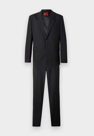 Fato preto com casaco de um só peito com dois botões, lapelas de recorte, e calças a condizer com corte direito e vincos.