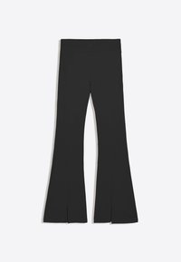 Pantalon noir taille haute évasé avec une large ceinture et de légères fentes à l'avant de l'ourlet, sur fond blanc.
