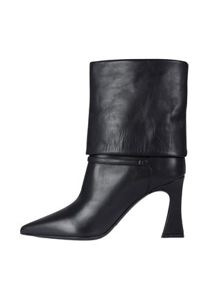Stivaletto in pelle nera con gambale alto, punta affusolata e tacco alto sagomato. Texture liscia con hardware minimale.