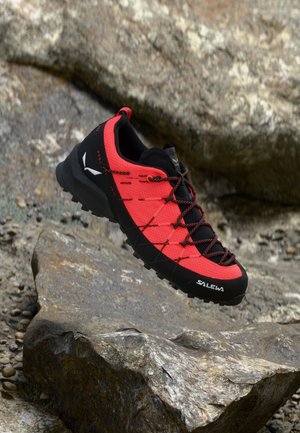 WILDFIRE 2 - Pārgājienu apavi - fluo coral/black