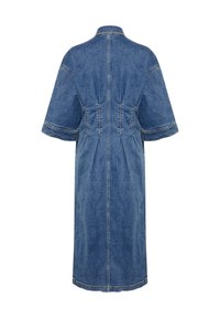 Denim kleit ümarate krae, lühikeste varrukate ja lahtise lõikega. Omab taguseid õmblusi ja sirget siluetti keskmise sinise varjundiga.