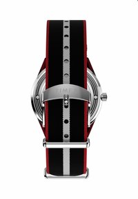 Timex horloge met een zilverkleurige metalen kast, een zwart-rode stoffen band met witte strepen en gaten, en een gepolijste gesp met 'TIMEX' gravure.