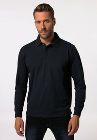 Långärmad polo i mörk marinblå, med en klassisk krage och knappslå med tre knappar. Tillverkad av mjukt, slätt bomullstyg.