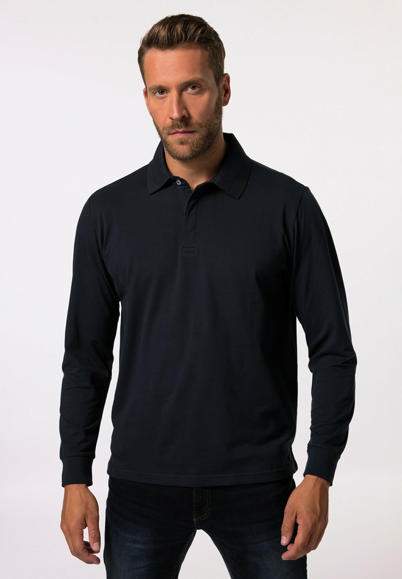 Långärmad polo i mörk marinblå, med en klassisk krage och knappslå med tre knappar. Tillverkad av mjukt, slätt bomullstyg.
