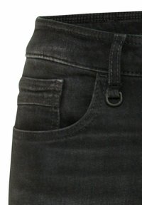 Schwarze Denim-Jeans mit einem mittelhohen Bund, Fronttaschen und subtilen Stickdetails. Glatte Textur ohne sichtbare Muster.