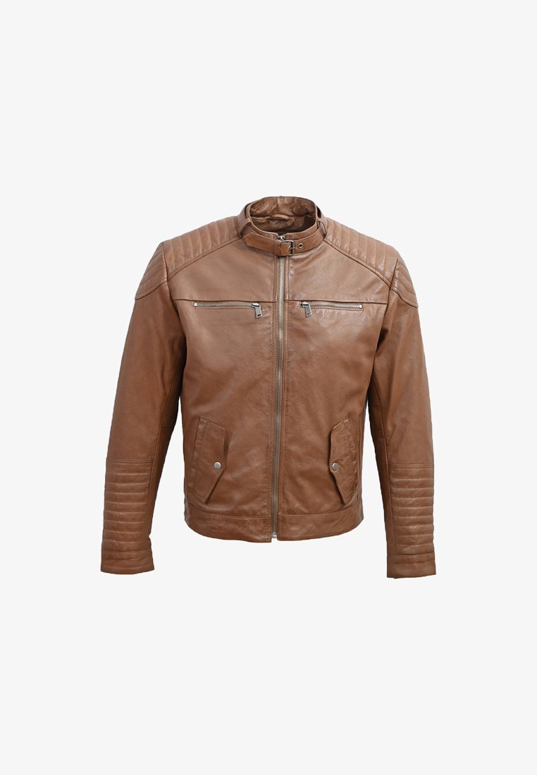 Brązowa skórzana kurtka z wystającym kołnierzem, przednim zamkiem, dwoma kieszeniami na piersi oraz prążkowanymi detalami na rękawach. Gładka tekstura i dopasowany krój.