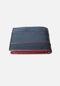Portafoglio bifold realizzato in morbida pelle blu scuro, con cuciture e bordi rossi. Forma compatta con più scomparti per carte e un design elegante.