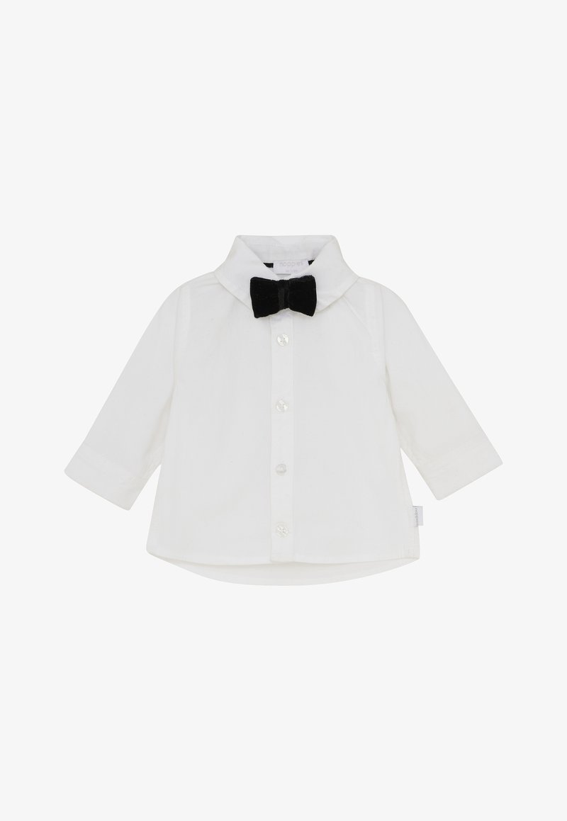 Witte overhemden met lange mouwen en een klassieke kraag, voorzien van een zwarte fluwelen vlinderdas bij de nek en een gladde stoftextuur.