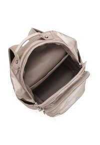 Lichtbeige rugzak met een gladde, glanzende afwerking. Voorzien van twee ritscompartimenten en een bovenhandgreep. Voering aan de binnenkant met minimale structuur.