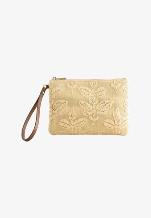 Clutch beige tejido con patrón floral y correa de cuero marrón para la muñeca, de forma rectangular con cierre de cremallera en la parte superior.