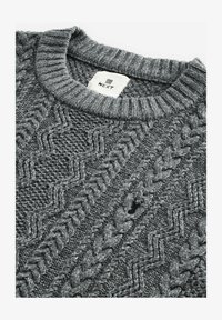 Sélectionné, charcoal grey