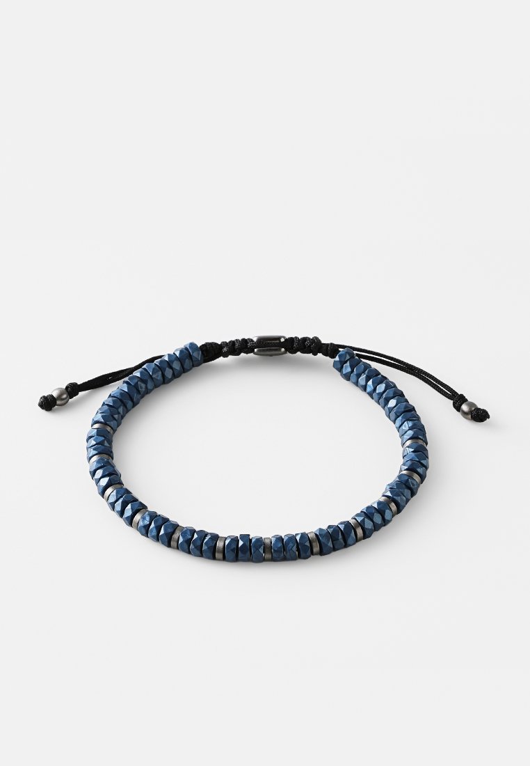 Perlenarmband mit blauen und grauen facettierten Perlen auf einem schwarzen verstellbaren Band. Glatte Textur mit geometrischem Muster.