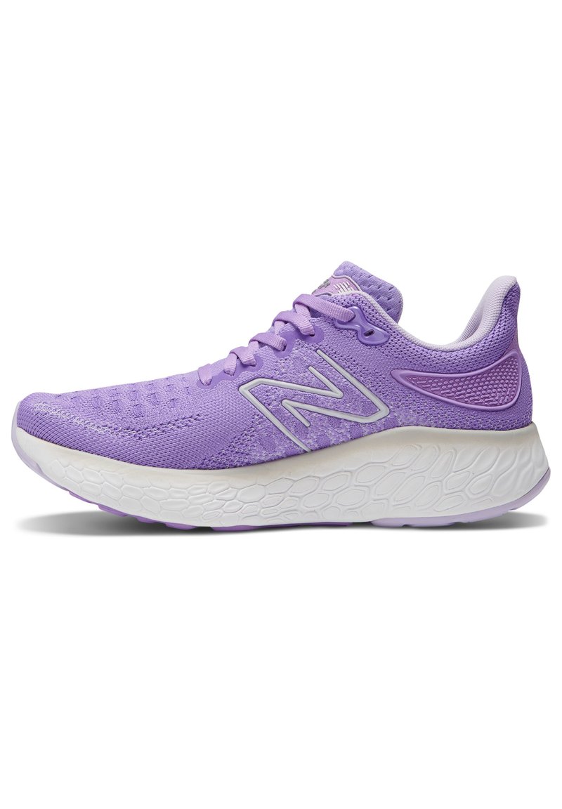 Zapatillas deportivas moradas con una parte superior de malla transpirable, diseño texturizado, acentos reflectantes y una suela blanca acolchada para mayor comodidad.
