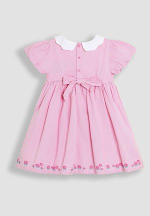 Robe rayée rose avec de courtes manches bouffantes, col blanc et ceinture assortie. Présente des broderies florales à l'ourlet.