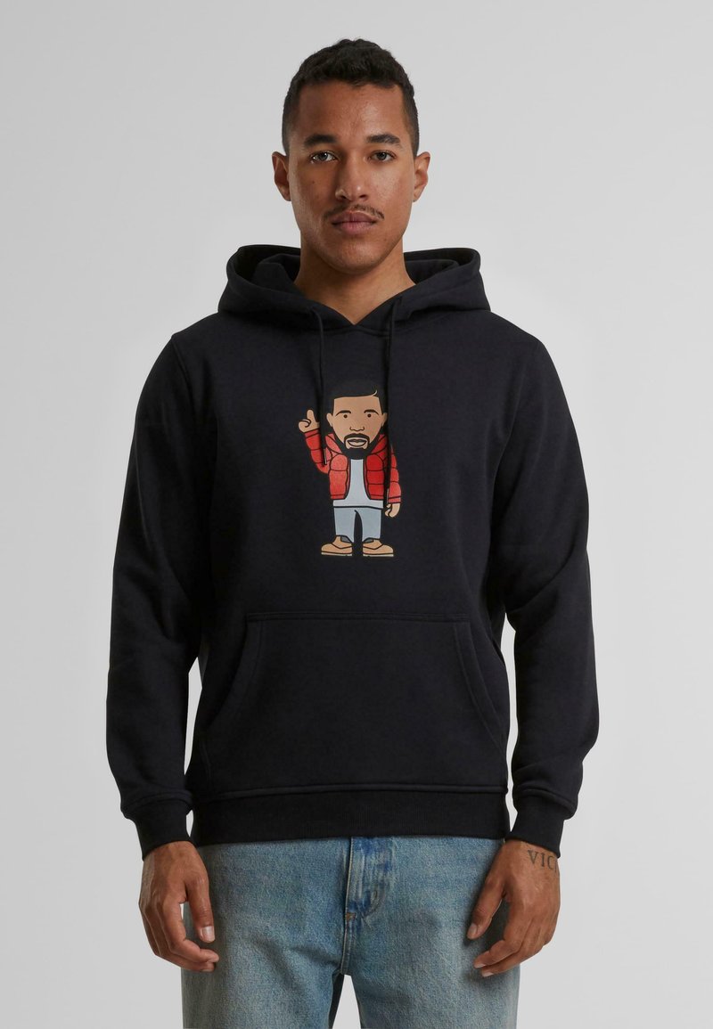 Zwarte hoodie met een voorste kangoeroezak en een illustratie van een personage in een rode pufferjack; gemaakt van een katoenmix met een gestructureerde afwerking.