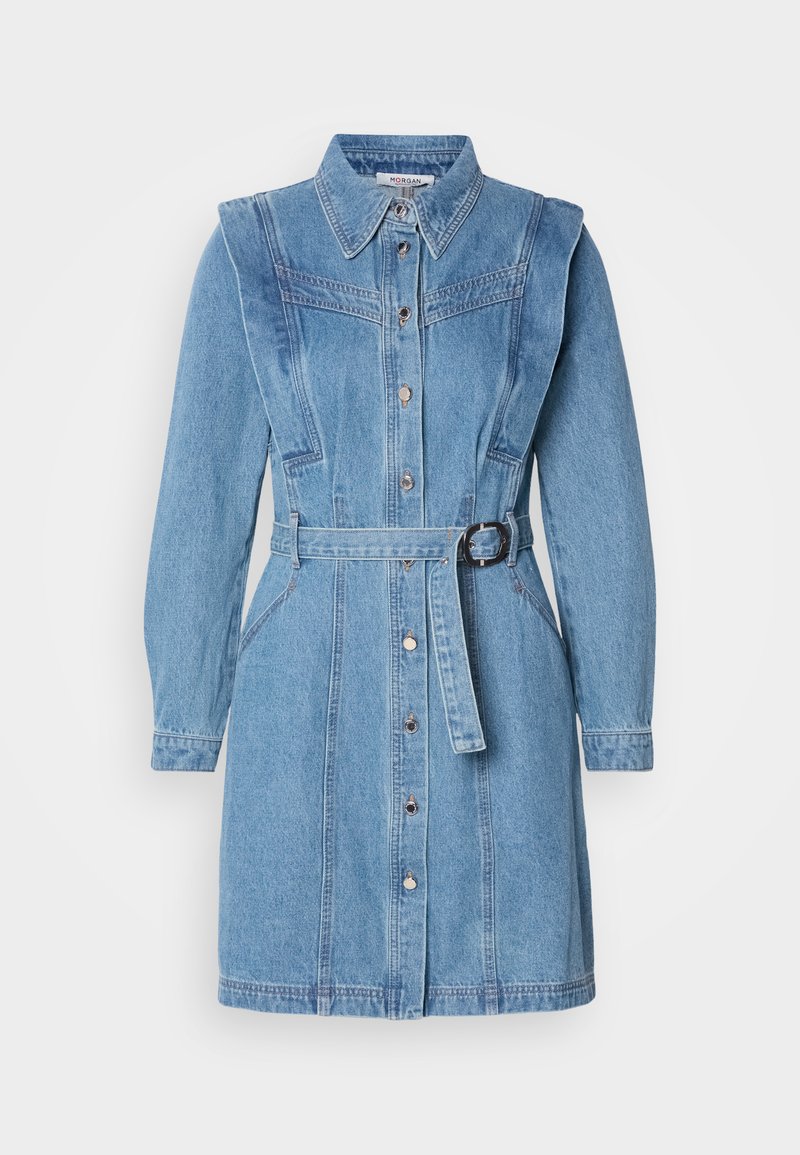 Robe longue à manches longues en denim bleu avec boutons sur le devant, taille ceinturée, col pointu, épaules structurées et poches latérales.