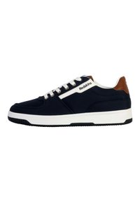 Baskets en toile bleu marine avec semelle blanche, accents en cuir marron au talon, lacets blancs et logo de la marque sur le côté. Design classique à tige basse.