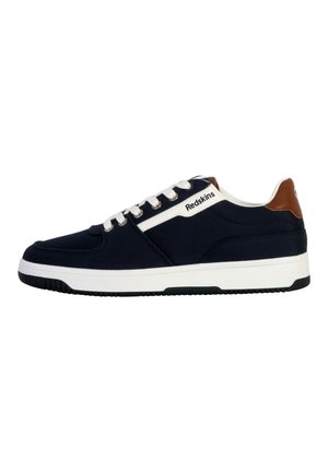 Baskets en toile bleu marine avec semelle blanche, accents en cuir marron au talon, lacets blancs et logo de la marque sur le côté. Design classique à tige basse.