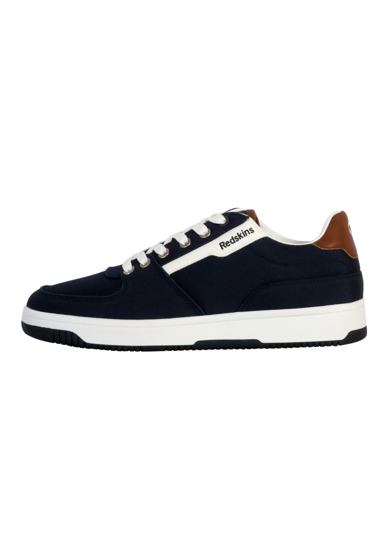 Baskets en toile bleu marine avec semelle blanche, accents en cuir marron au talon, lacets blancs et logo de la marque sur le côté. Design classique à tige basse.