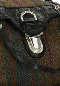 Borsa a mano in tessuto marrone e verde con dettagli in pelle nera, una chiusura in argento e un motivo a righe. Presenta una tracolla staccabile.