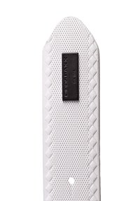 Ceinture tissée blanche avec une finition texturée, motif en diamant, et une étiquette logo noire avec du texte en relief pour le branding et le style.